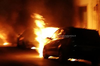A distanza di un anno altro attentato contro un'intera famiglia, fiamme distruggono tre auto - Corriere Salentino