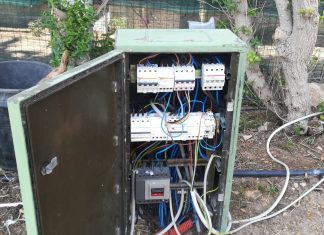 Con un cavo bypassa il contatore e ruba per sei anni energia dalla rete pubblica, 40enne ai domiciliari