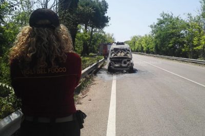 In fiamme un furgoncino sulla statale 274, illeso il conducente - Corriere Salentino