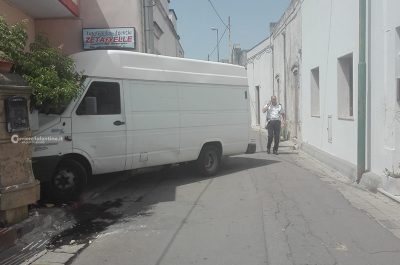 Scoppia una ruota, furgone si schianta contro l'ingresso di una scuola guida - Corriere Salentino