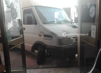 Scoppia una ruota, furgone si schianta contro l’ingresso di una scuola guida
