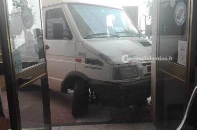 Scoppia una ruota, furgone si schianta contro l'ingresso di una scuola guida - Corriere Salentino