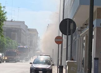 Incendiano un cassone, panico in piazza Mazzini. Alle fiamme anche sterpaglie ed oliveti