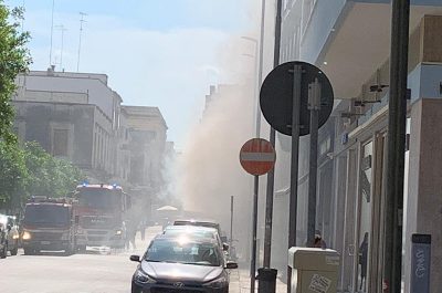 Incendiano un cassone, panico in piazza Mazzini. Alle fiamme anche sterpaglie ed oliveti - Corriere Salentino