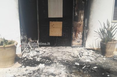 Raid incendiario nella notte: nel mirino l’ex sindaco di Ruffano Nicola Fiorito. A fuoco l’ingresso di casa - Corriere Salentino