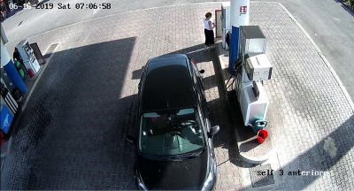 Auto impazzita si schianta contro il distributore di benzina, tragedia sfiorata per una donna - Corriere Salentino
