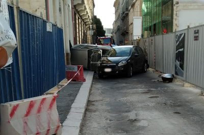 Schianto nel centro di Lecce, auto si ribalta e travolge scooterista: in "codice rosso" al Fazzi - Corriere Salentino