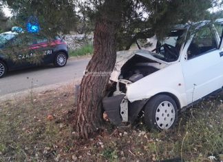 Esce fuori strada mentre si reca a lavoro e si schianta contro un albero: grave 19enne