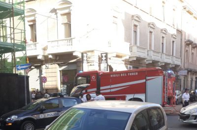 Schianto nel centro di Lecce, auto si ribalta e travolge scooterista: in "codice rosso" al Fazzi - Corriere Salentino