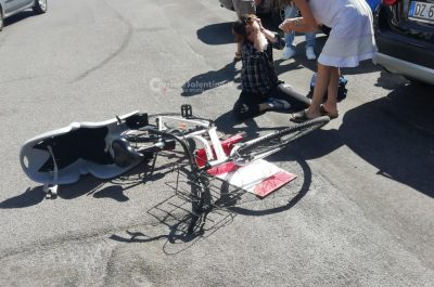 Colpita da un'auto durante un'inversione, corsa in ospedale per una 45enne leccese - Corriere Salentino