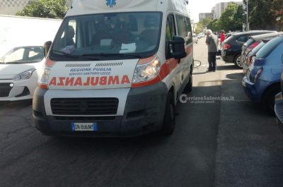 Colpita da un'auto durante un'inversione, corsa in ospedale per una 45enne leccese - Corriere Salentino