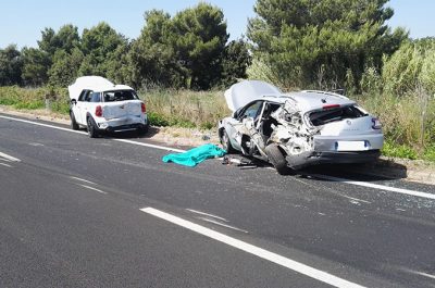 Scendono dall'auto dopo tamponamento, camion li travolge: muore una 40enne, un ferito grave - Corriere Salentino