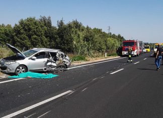 Scendono dall’auto dopo tamponamento, camion li travolge: muore una 40enne, un ferito grave