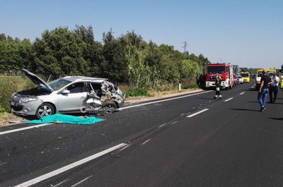 Scendono dall'auto dopo tamponamento, camion li travolge: muore una 40enne, un ferito grave - Corriere Salentino