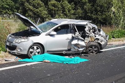 Scendono dall'auto dopo tamponamento, camion li travolge: muore una 40enne, un ferito grave - Corriere Salentino