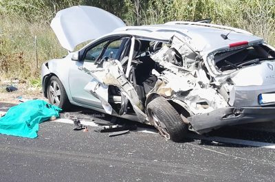 Scendono dall'auto dopo tamponamento, camion li travolge: muore una 40enne, un ferito grave - Corriere Salentino