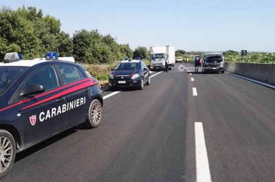 Scendono dall'auto dopo tamponamento, camion li travolge: muore una 40enne, un ferito grave - Corriere Salentino