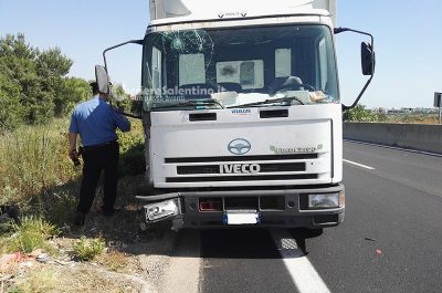Scendono dall'auto dopo tamponamento, camion li travolge: muore una 40enne, un ferito grave - Corriere Salentino