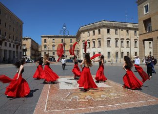 Notte della Taranta, flashmob in piazza Sant’Oronzo per la nuova edizione: Davide Bombana il nuovo coreografo