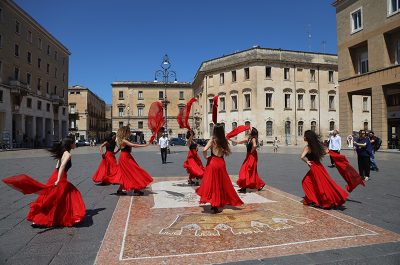 Notte della Taranta, flashmob in piazza Sant'Oronzo per la nuova edizione: Davide Bombana il nuovo coreografo - Corriere Salentino