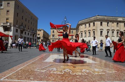 Notte della Taranta, flashmob in piazza Sant'Oronzo per la nuova edizione: Davide Bombana il nuovo coreografo - Corriere Salentino