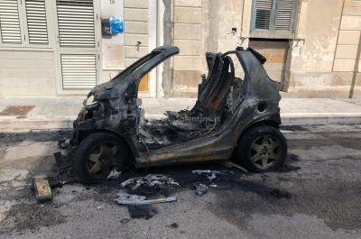 Alba di fuoco nel rione "San Pio": distrutta la Smart di una 49enne, danni anche ad altra auto - Corriere Salentino