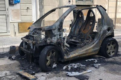 Alba di fuoco nel rione "San Pio": distrutta la Smart di una 49enne, danni anche ad altra auto - Corriere Salentino