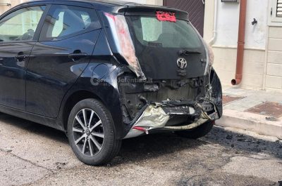 Alba di fuoco nel rione "San Pio": distrutta la Smart di una 49enne, danni anche ad altra auto - Corriere Salentino