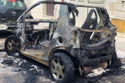 Alba di fuoco nel rione "San Pio": distrutta la Smart di una 49enne, danni anche ad altra auto - Corriere Salentino