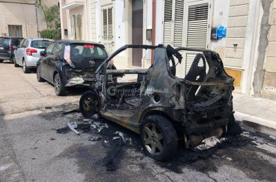 Alba di fuoco nel rione "San Pio": distrutta la Smart di una 49enne, danni anche ad altra auto - Corriere Salentino