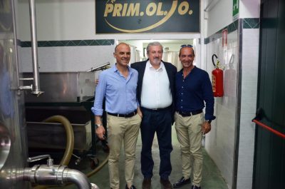 Xylella, Emiliano in visita nei campi sperimentali: nuove speranze per il paesaggio salentino - Corriere Salentino