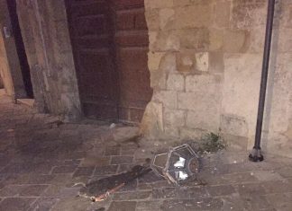 Dopo i rami, cadono anche i lampioni nel centro storico di Lecce