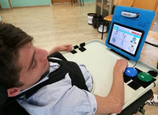 Non può parlare ma si è diplomato con il massimo dei voti: la storia di Francesco che supera le barriere della disabilità