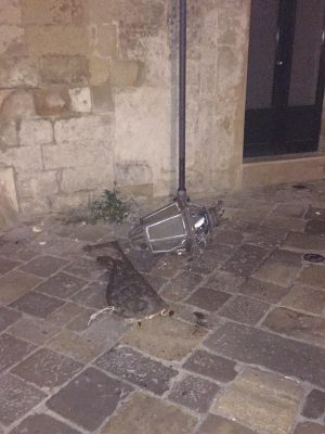 Dopo i rami, cadono anche i lampioni nel centro storico di Lecce - Corriere Salentino