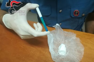 Nell'armadio spuntano 250 grammi di "erba" e cocaina, coppia nei guai. Altre due denunce per spaccio - Corriere Salentino