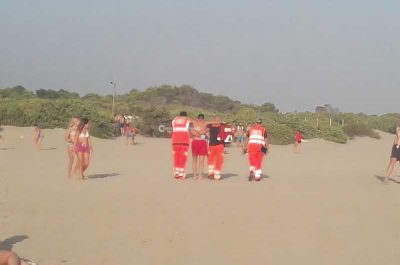 Si tuffa in mare coi figli, ma non sa nuotare: muore turista, salvi i due ragazzi - Corriere Salentino