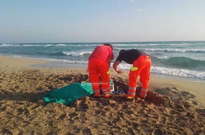 Si tuffa in mare coi figli, ma non sa nuotare: muore turista, salvi i due ragazzi - Corriere Salentino