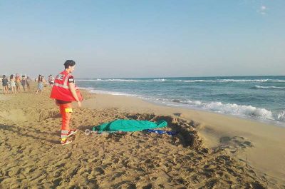 Si tuffa in mare coi figli, ma non sa nuotare: muore turista, salvi i due ragazzi - Corriere Salentino