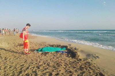 Si tuffa in mare coi figli, ma non sa nuotare: muore turista, salvi i due ragazzi - Corriere Salentino