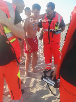 Si tuffa in mare coi figli, ma non sa nuotare: muore turista, salvi i due ragazzi - Corriere Salentino