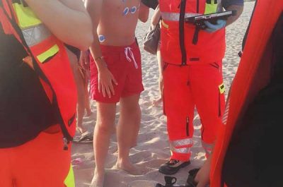 Si tuffa in mare coi figli, ma non sa nuotare: muore turista, salvi i due ragazzi - Corriere Salentino