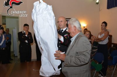 Il Maestro Arnaldo Stifani dona una sua opera al Comando provinciale dei carabinieri di Lecce - Corriere Salentino