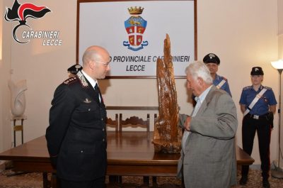 Il Maestro Arnaldo Stifani dona una sua opera al Comando provinciale dei carabinieri di Lecce - Corriere Salentino
