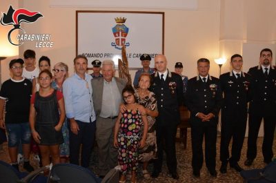 Il Maestro Arnaldo Stifani dona una sua opera al Comando provinciale dei carabinieri di Lecce - Corriere Salentino