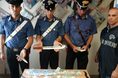 Droga, machete e pugnali in casa, tre arresti. Il proprietario rubava anche energia elettrica - Corriere Salentino