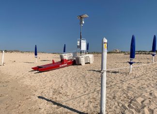 Stabilimento balneare abusivo con tanto di torretta di salvataggio: scatta il sequestro