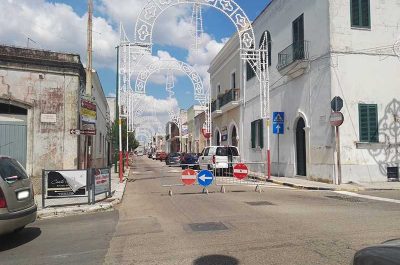 Auto urta luminarie, che rischiano di cadere: strada bloccata e disagi in paese - Corriere Salentino