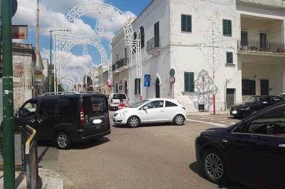 Auto urta luminarie, che rischiano di cadere: strada bloccata e disagi in paese - Corriere Salentino