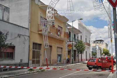 Auto urta luminarie, che rischiano di cadere: strada bloccata e disagi in paese - Corriere Salentino