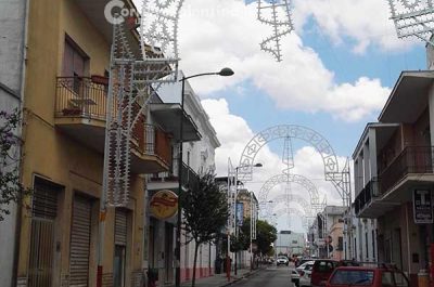 Auto urta luminarie, che rischiano di cadere: strada bloccata e disagi in paese - Corriere Salentino
